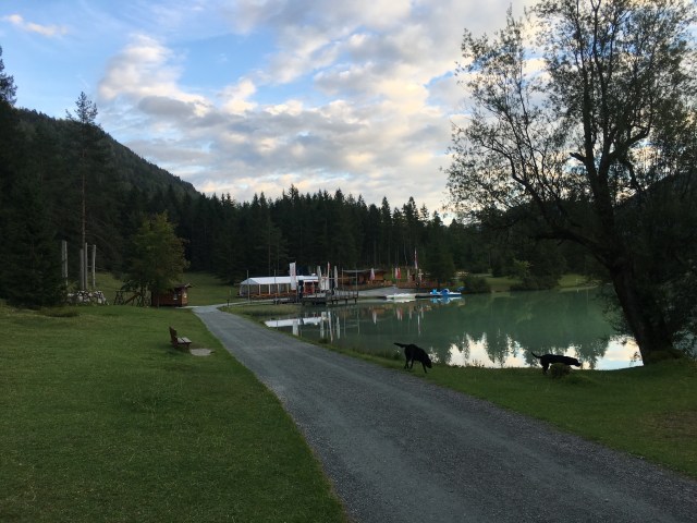 im Hintergrund das Suchenlokal direkt am See